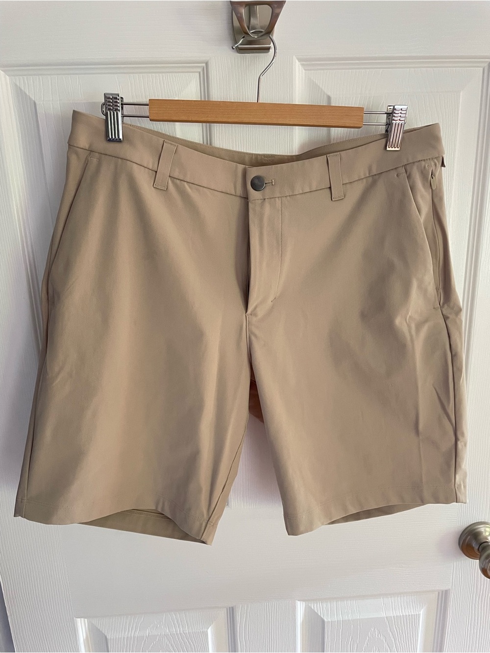 lululemon athletica Men's Beige Flat-Front Performance Shorts 34
